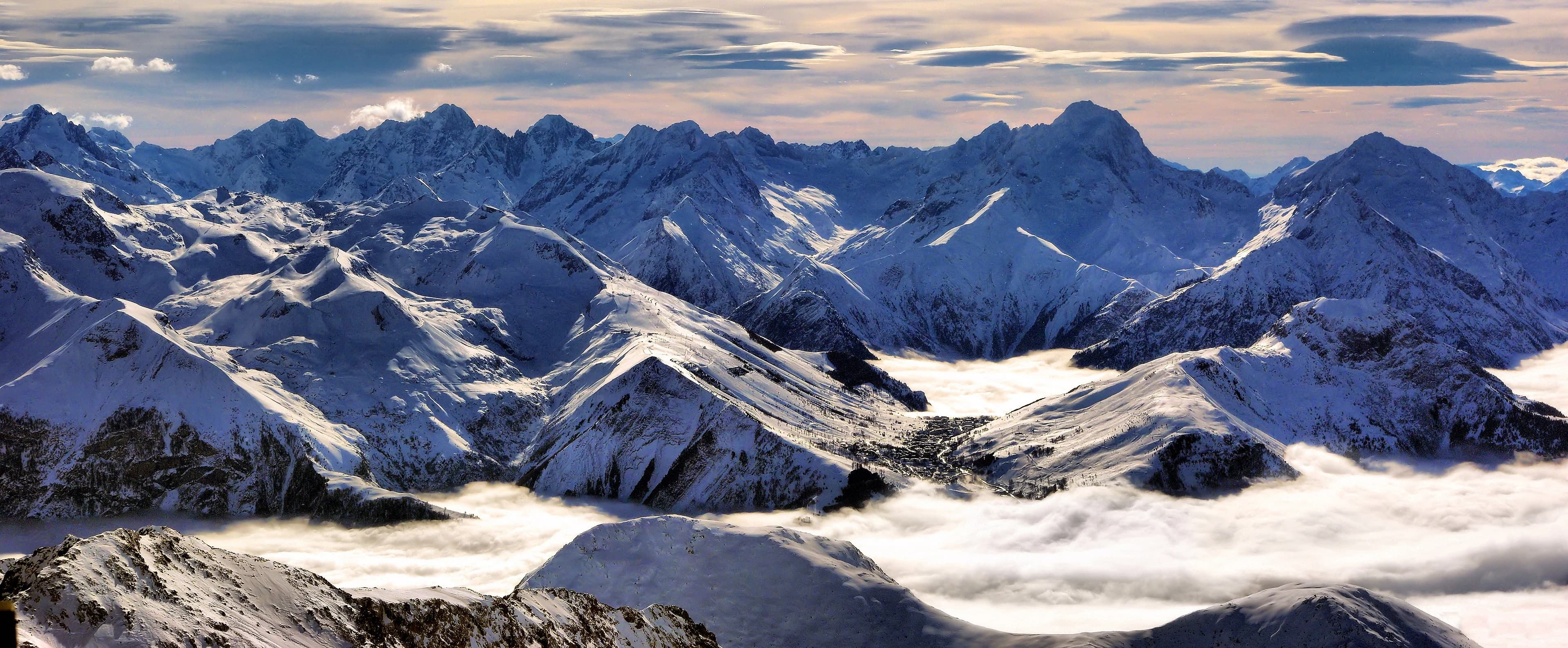 Montagnes enneigées des Alpes françaises